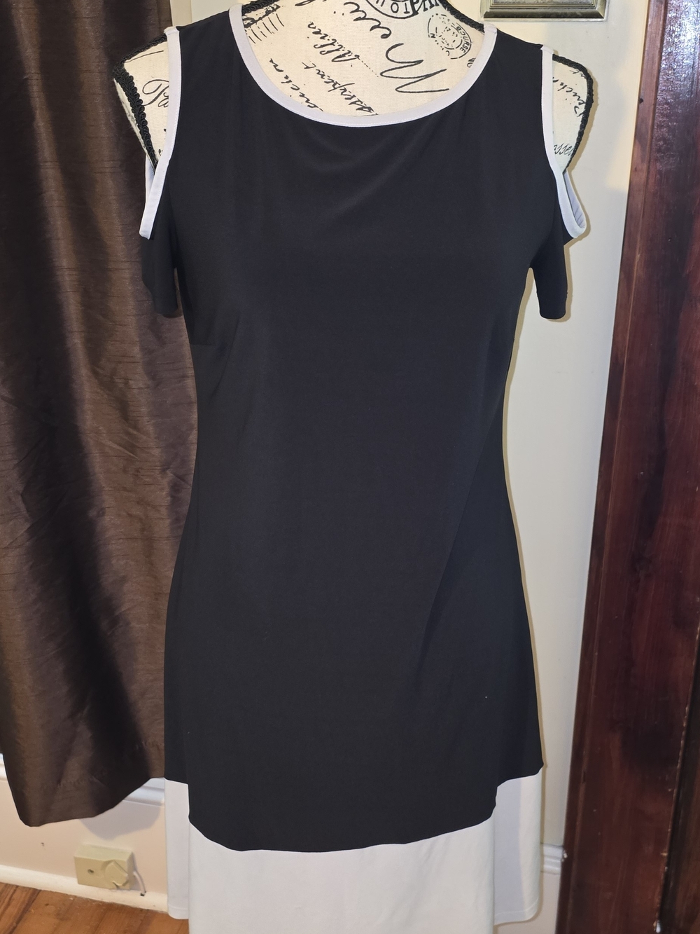 Black and White Cold-Shoulder Shift Top - Women's Small